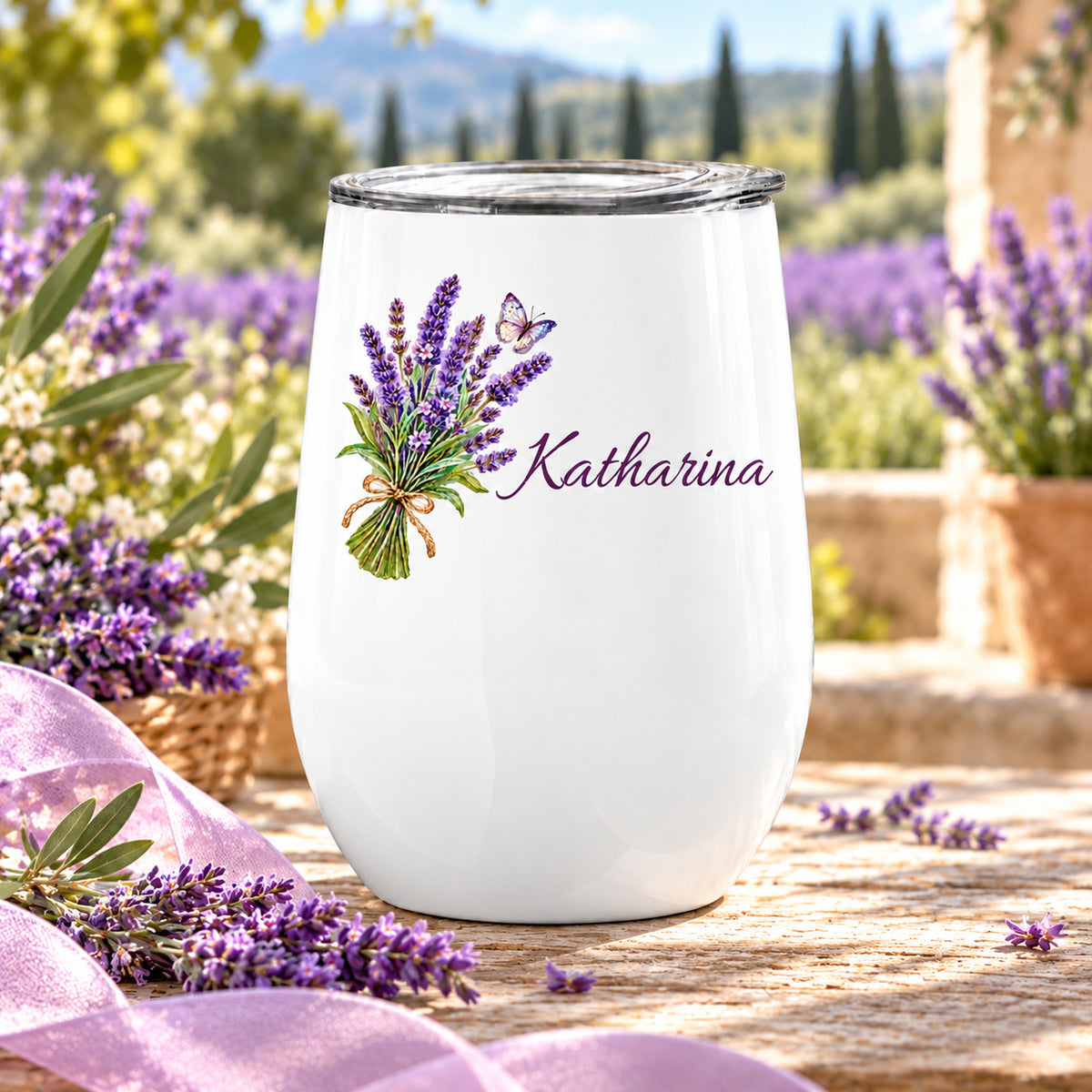 Weinbecher mit Lavendel, loser Schleife und passender Dekoration als Geschenkidee ohne Geschenkbox