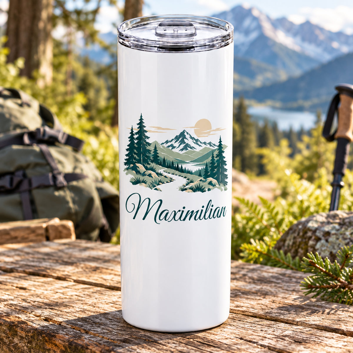 Thermobecher mit Waldpfad und Bergen und Wunschname auf einer Holzbank im Wald.