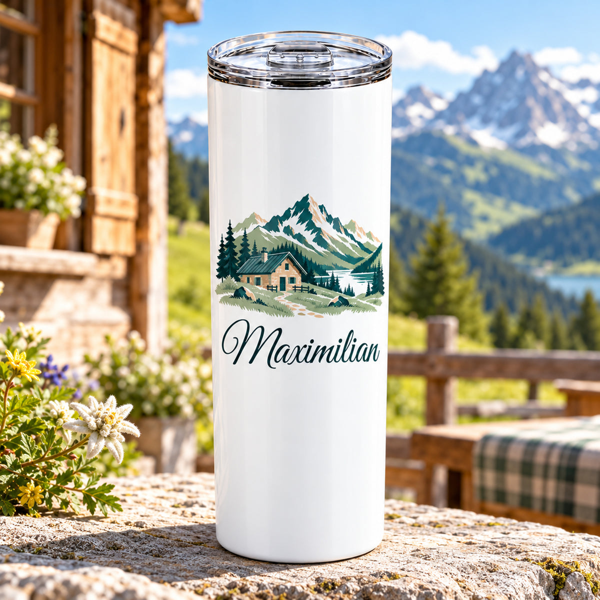 Weißer Thermobecher mit Berghütte und Bergen und großem Wunschnamen in Schreibschrift.