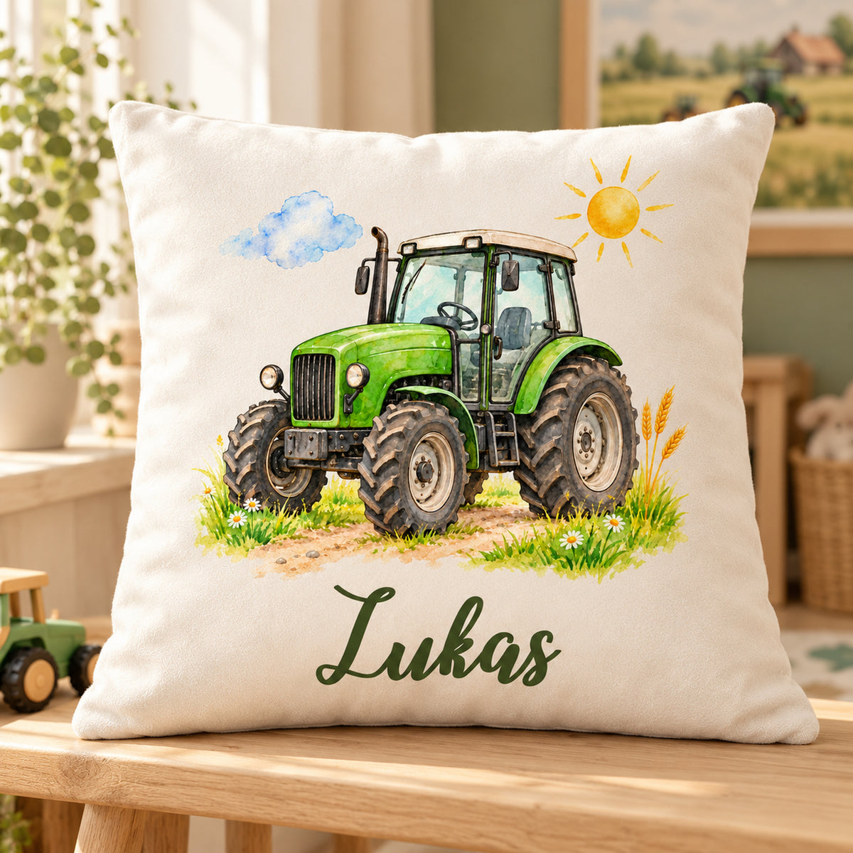 Traktor-Kissen mit Namen Lukas auf einer Holzbank, daneben eine grüne Strickdecke.