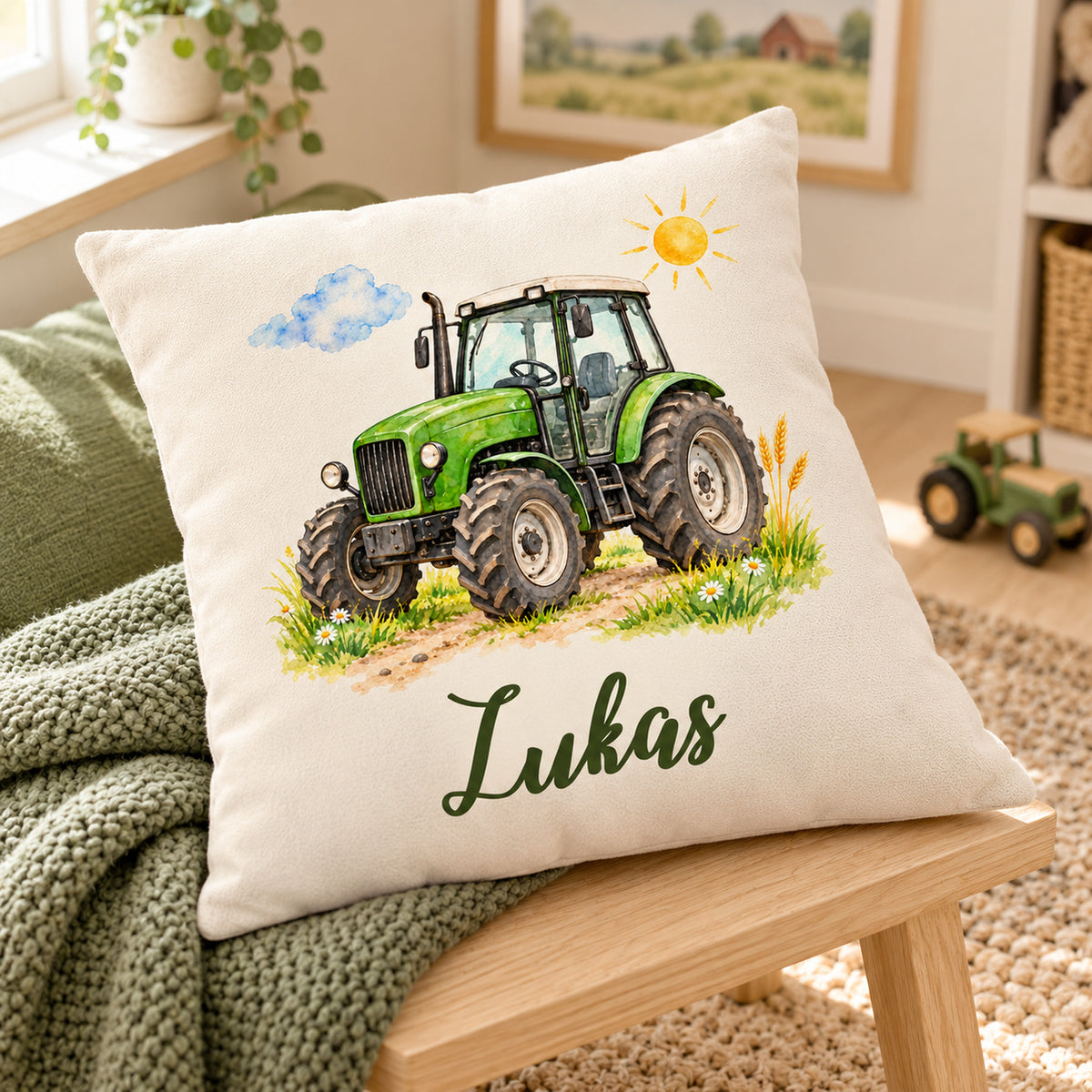 Traktor-Kissenbezug mit Lukas in einer gemütlichen Wohnszene mit grünen Textilien.