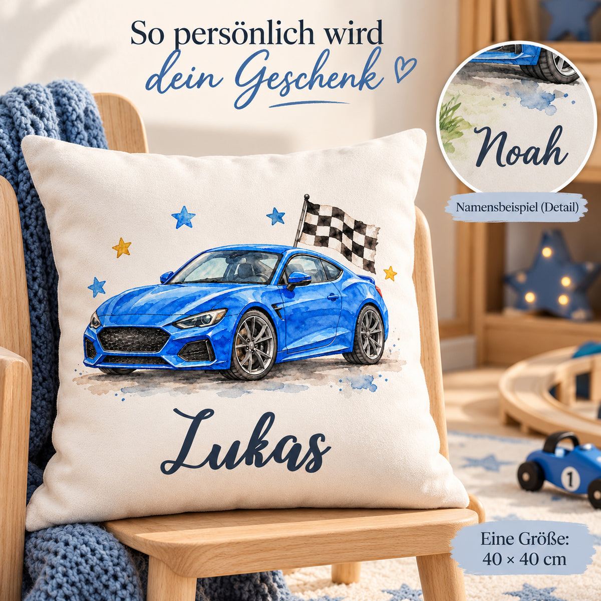Personalisierungsbeispiel am Sportwagen-Kissen: Lukas auf dem Bezug und Noah im runden Namensdetail.