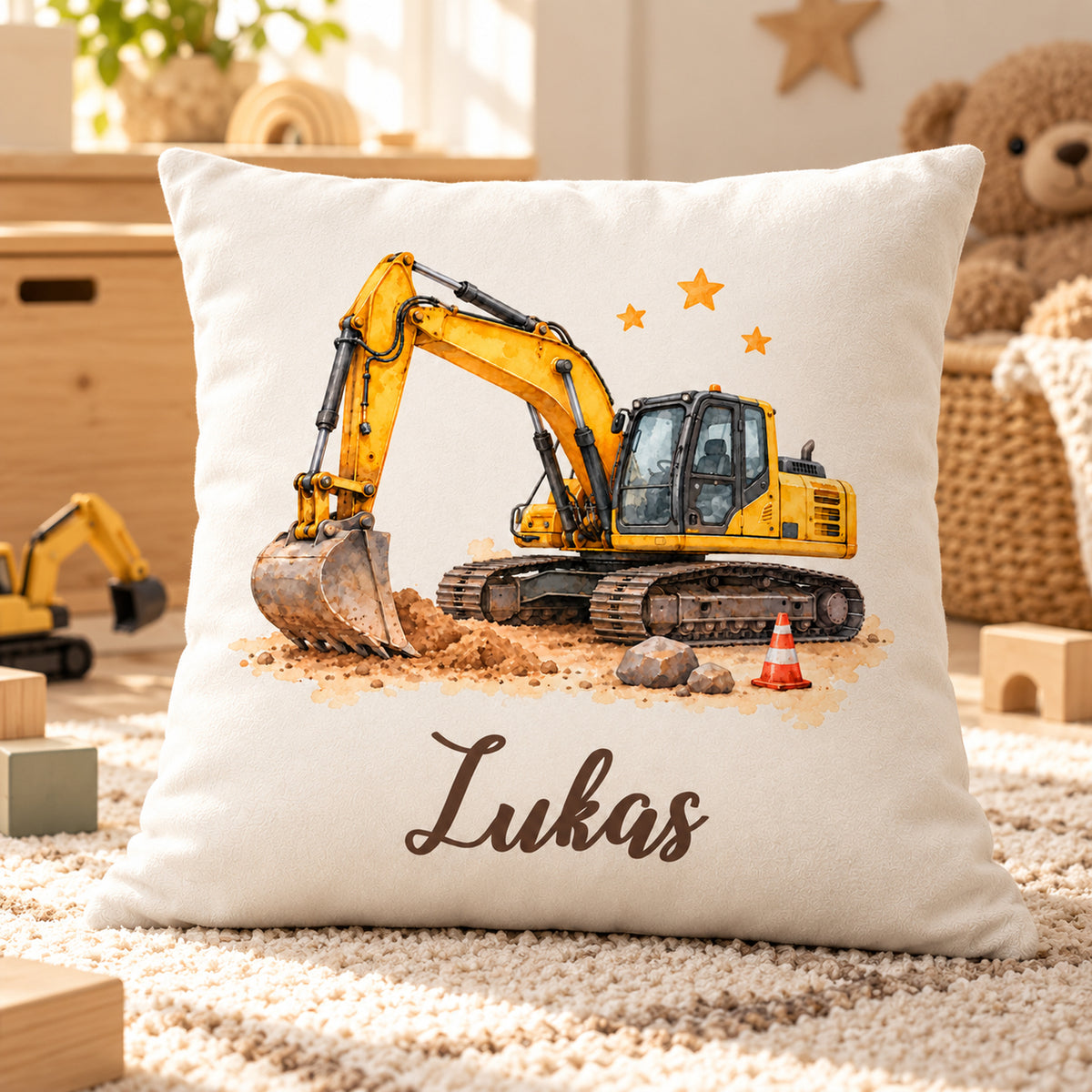 Bagger-Kissen mit Namen Lukas auf einer hellen Sitzfläche neben einer senfgelben Decke.