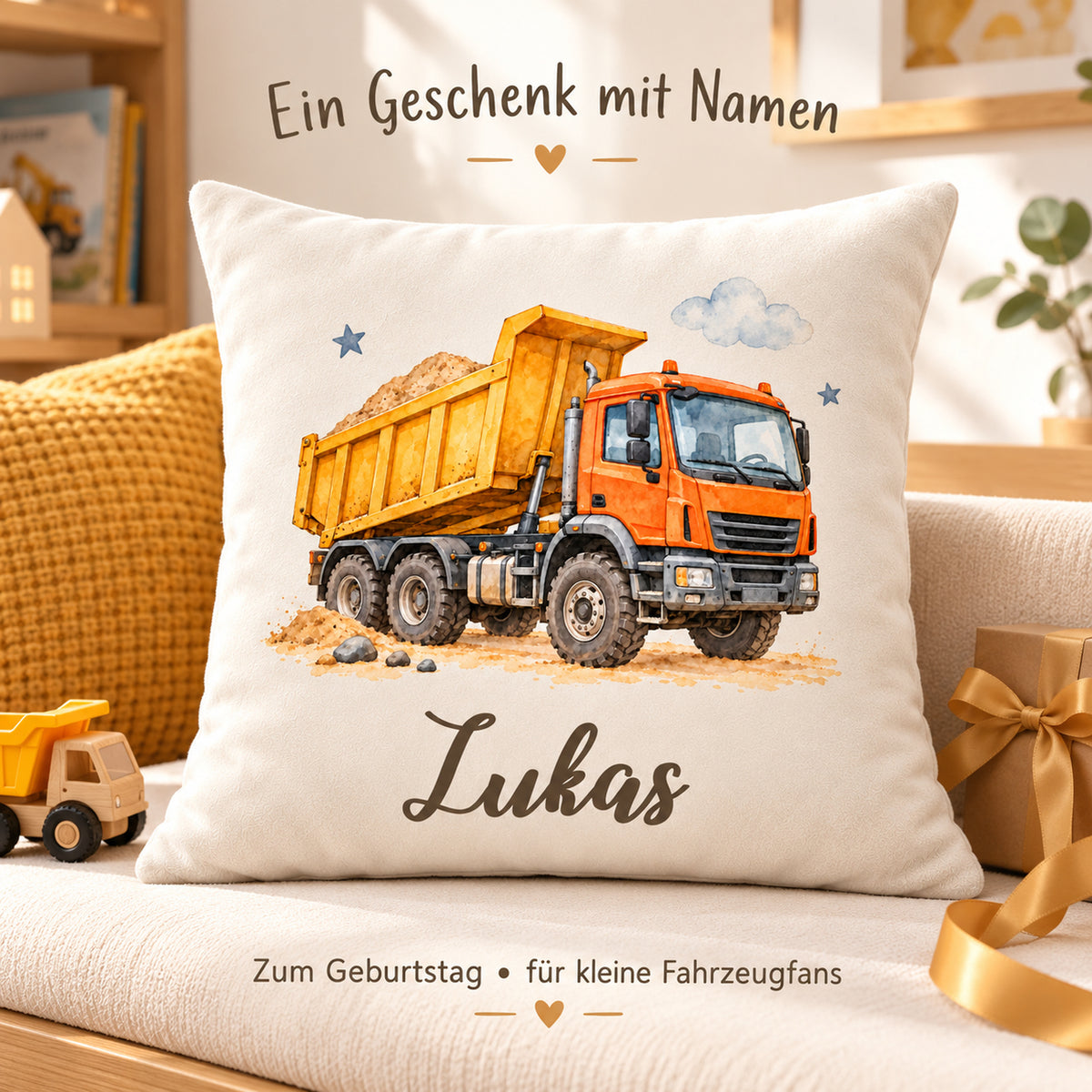 Kipplaster-Kissen mit Lukas neben einem verpackten Geschenk als persönliche Geschenkidee.
