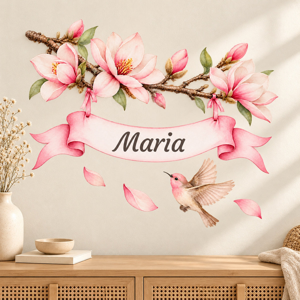 Personalisiertes Magnolien-Wandtattoo mit Vogel über einer Kommode im hellen Kinderzimmer.