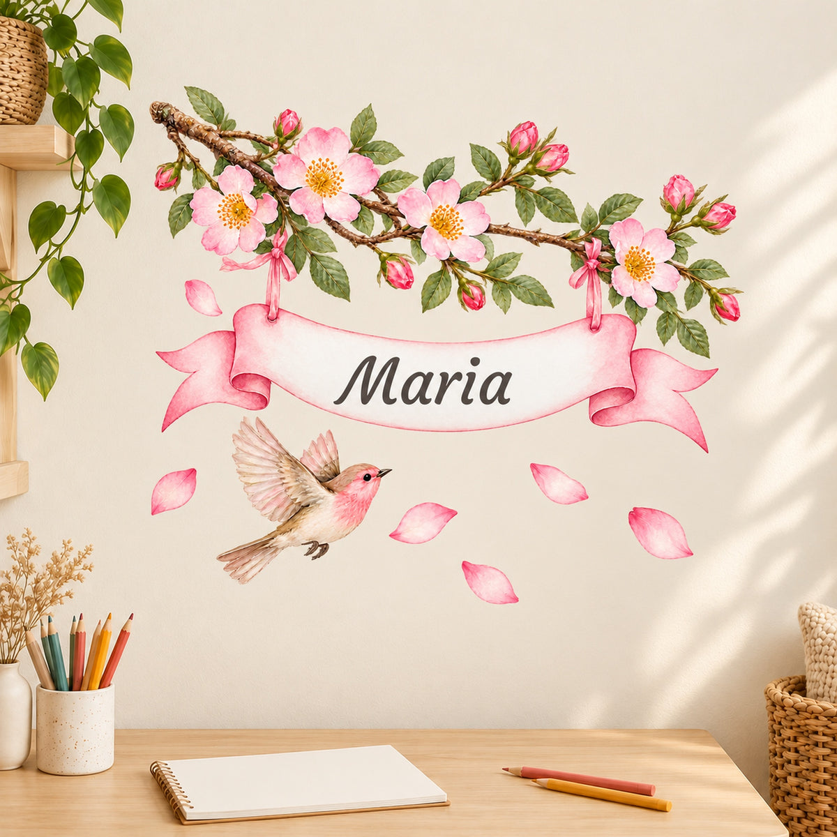 Wildrosen-Wandtattoo mit Vogel und Wunschname als Wanddekoration über einem Schreibtisch im Kinderzimmer.