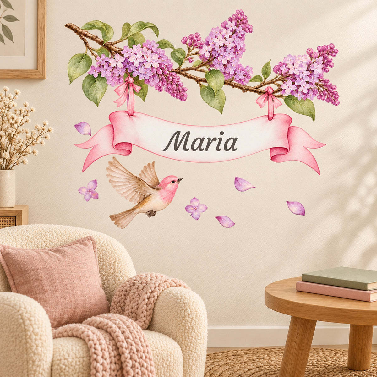 Personalisiertes Flieder-Wandtattoo mit Vogel und rosa Namensband-Enden über einer gemütlichen Leseecke.