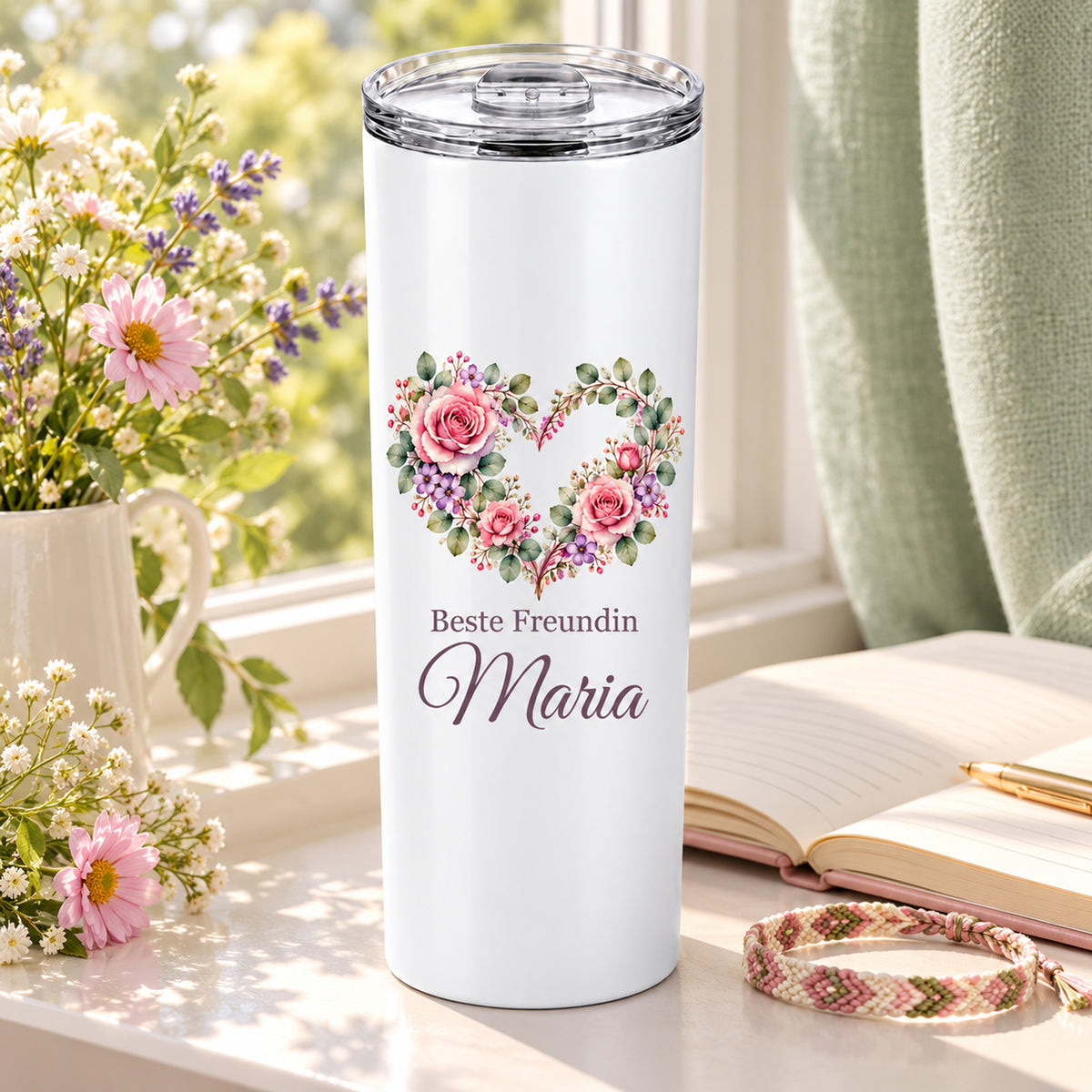Weißer Thermobecher mit Motiv Blumenherz, Schriftzug Beste Freundin und Wunschname in einer wohnlichen Umgebung.