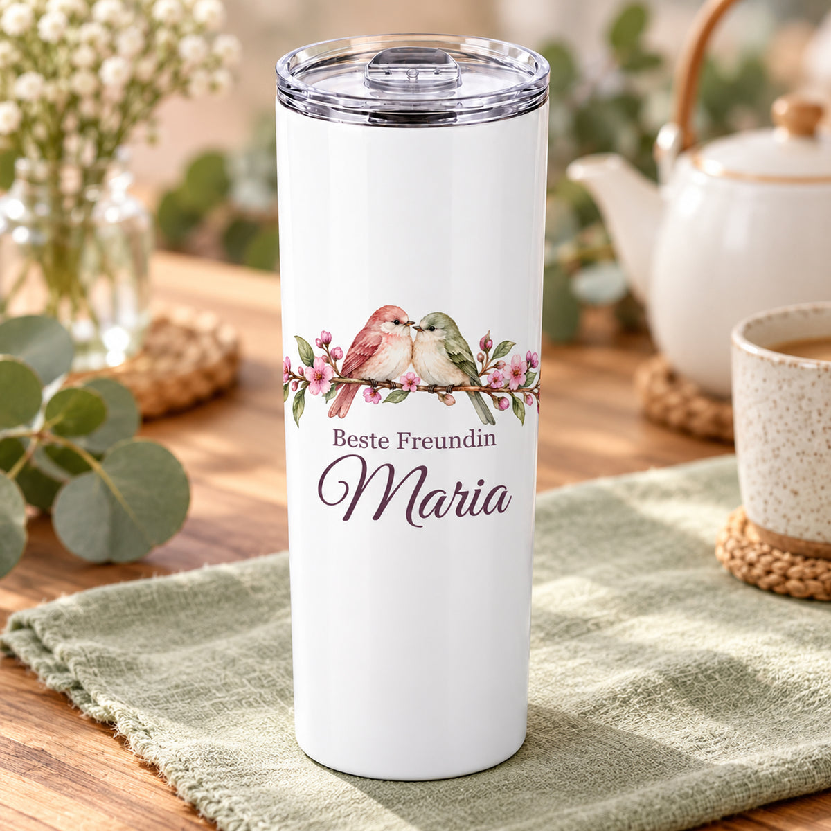 Weißer Thermobecher mit Motiv Freundschaftsvögel, Schriftzug Beste Freundin und Wunschname in einer weiteren Ansicht mit sichtbarem Aufdruck.