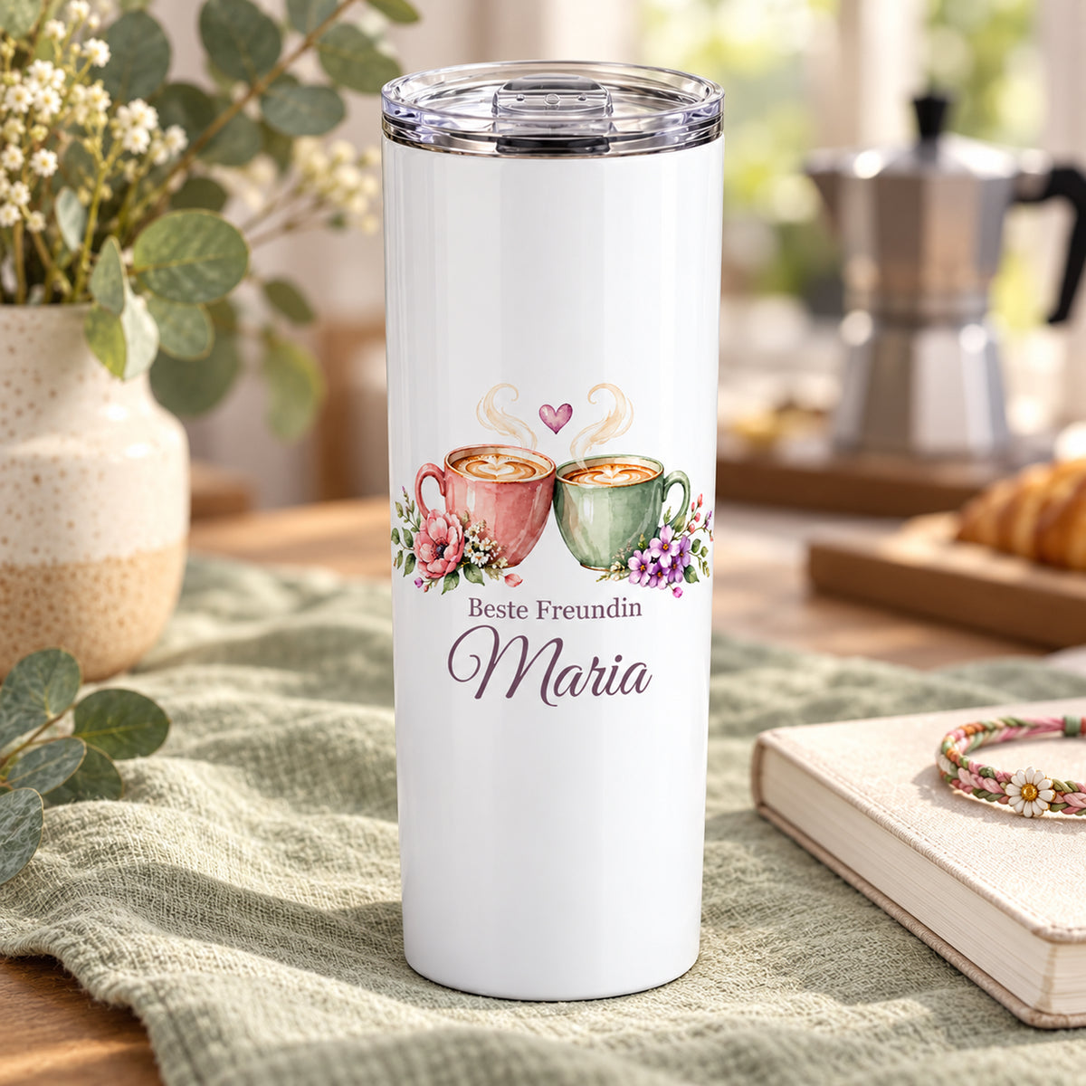 Weißer Thermobecher mit Motiv Kaffeeglück, Schriftzug Beste Freundin und Wunschname in einer weiteren Ansicht mit sichtbarem Aufdruck.