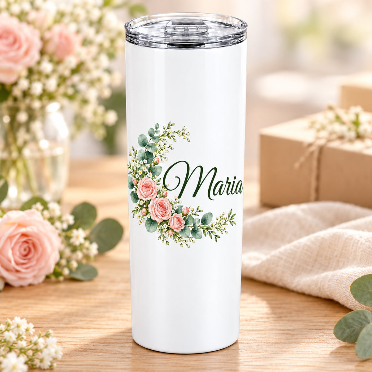 Personalisierter weißer Thermobecher mit rosa Rosen und Eukalyptus als Blumenranke, als Geschenk arrangiert