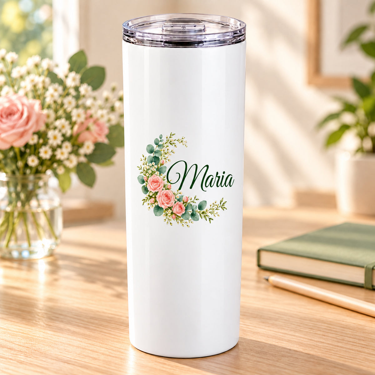 Weißer Thermobecher mit Motiv Rosenbogen, Blumenranke und Name Wunschname in einer wohnlichen Umgebung.