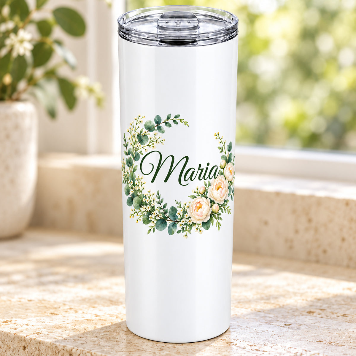 Weißer Thermobecher mit Motiv Pfingstrosenkranz, Blumenranke und Name Wunschname in einer weiteren Ansicht mit sichtbarem Aufdruck.