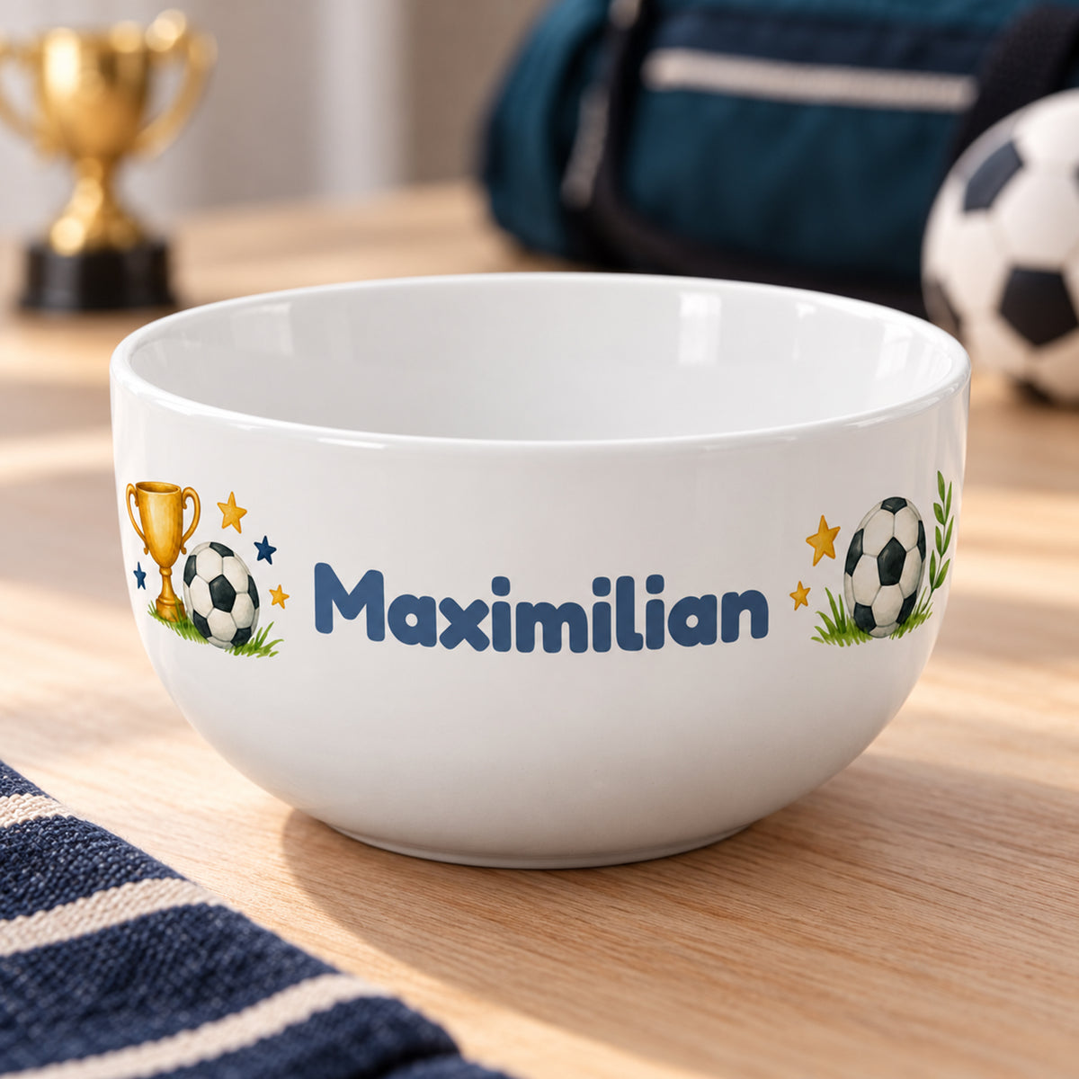 Müslischale mit Siegerpokal und Fußball und Wunschname schräg von vorne mit sichtbarem Innenraum