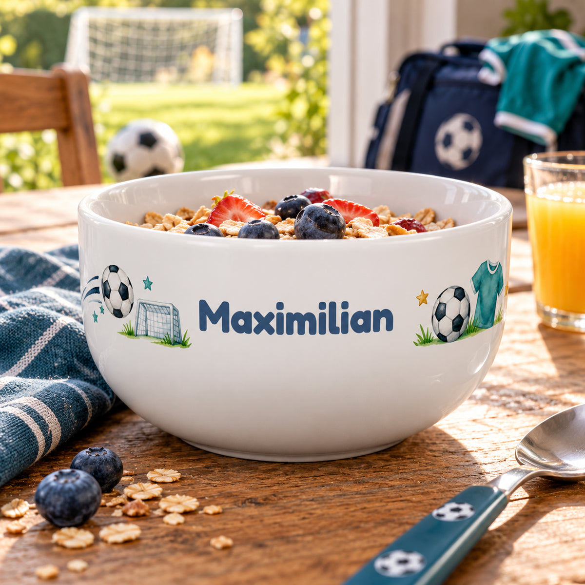 Müslischale mit Fußballtrikot und Ball und Wunschname auf einem gedeckten Frühstückstisch