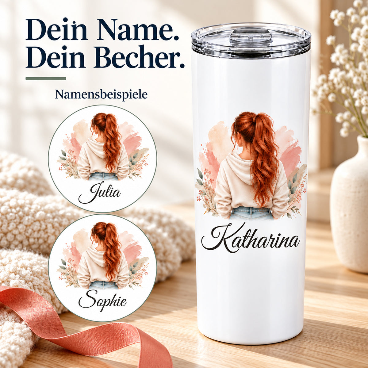 Personalisierter Thermobecher mit Frauenmotiv mit kupferrotem Pferdeschwanz und cremefarbenem Hoodie und Detailbeispielen für die Namensgestaltung.