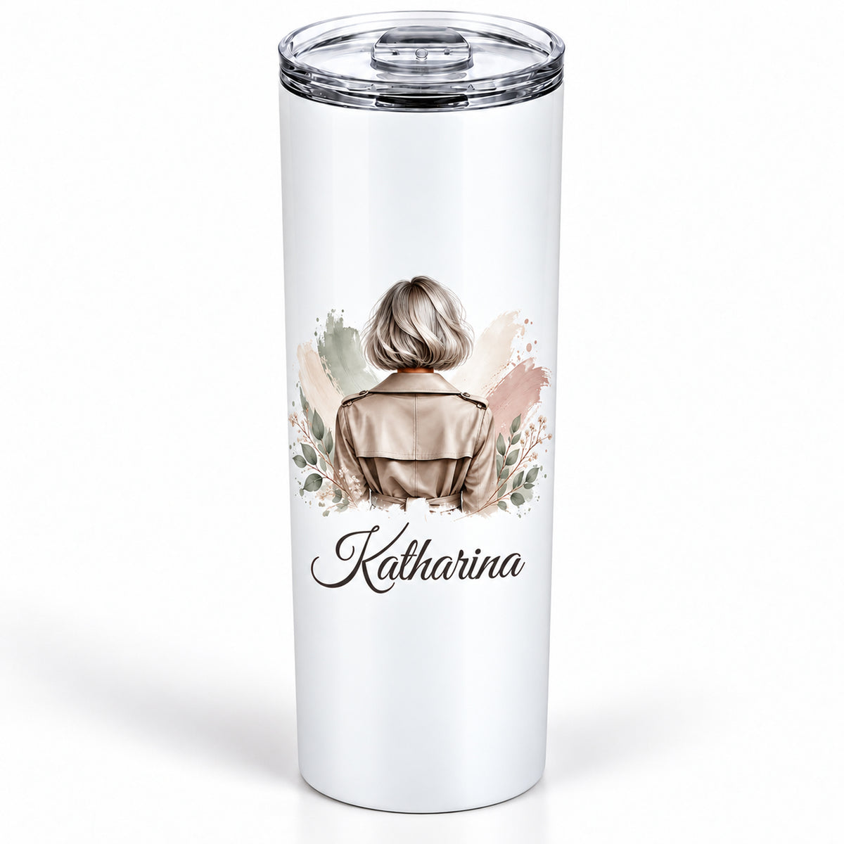 Weißer Thermobecher mit Namen, transparentem Deckel und Frauenmotiv mit silbergrauem Bob und taupefarbenem Trenchcoat vor weißem Hintergrund.