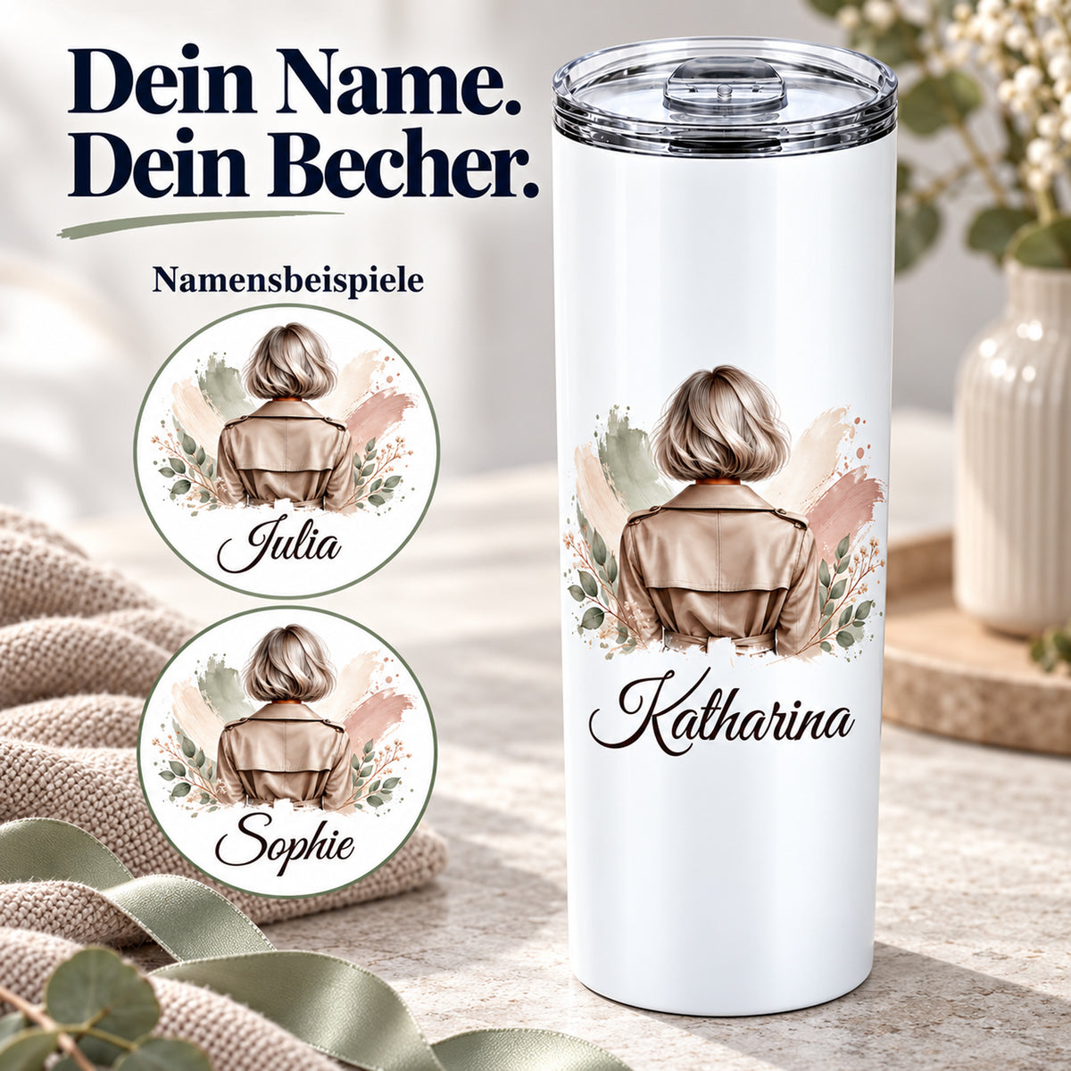 Personalisierter Thermobecher mit Frauenmotiv mit silbergrauem Bob und taupefarbenem Trenchcoat und Detailbeispielen für die Namensgestaltung.