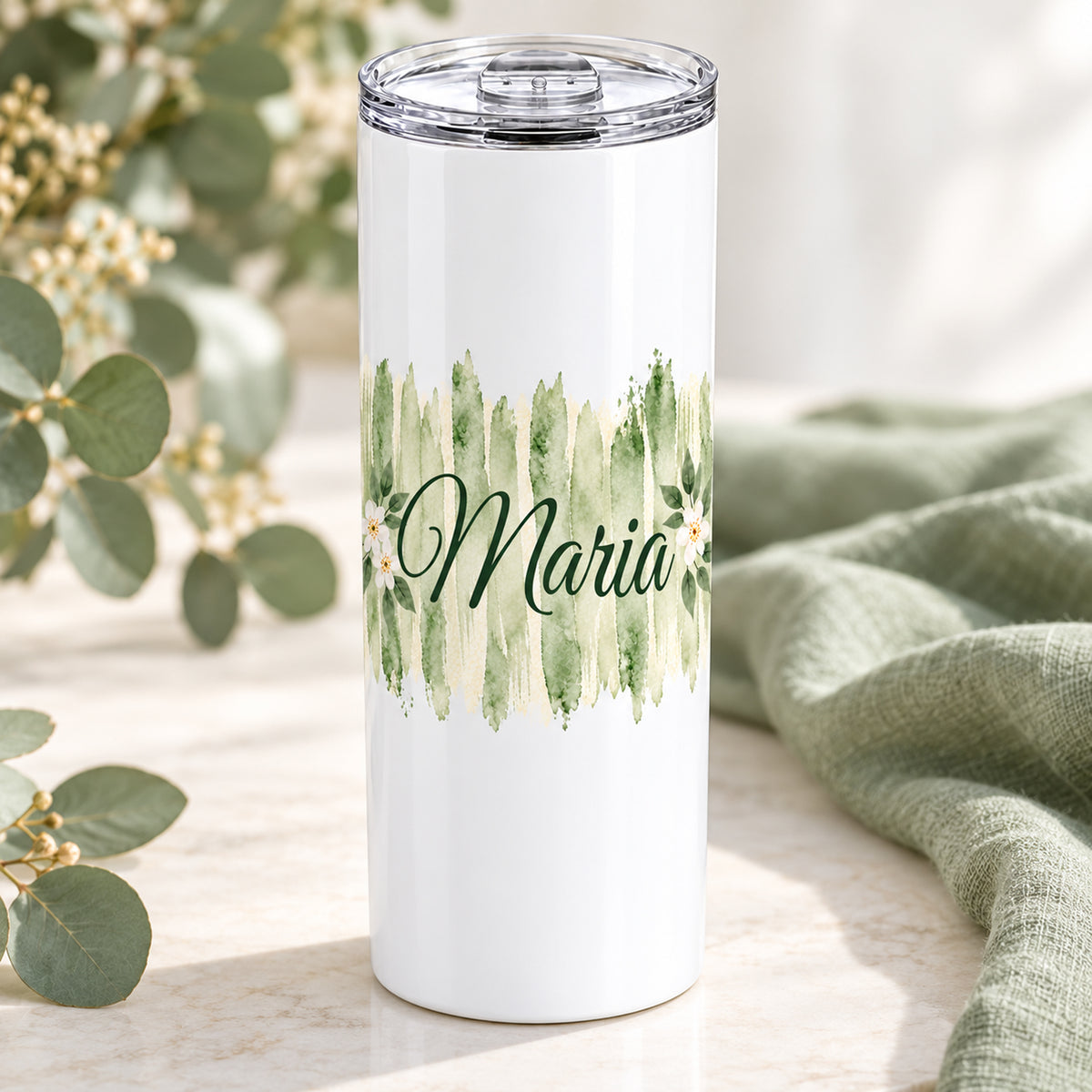 Weißer Thermobecher mit Motiv Salbeiblüte, personalisiertem Namen auf einem dekorierten Geschenktisch.