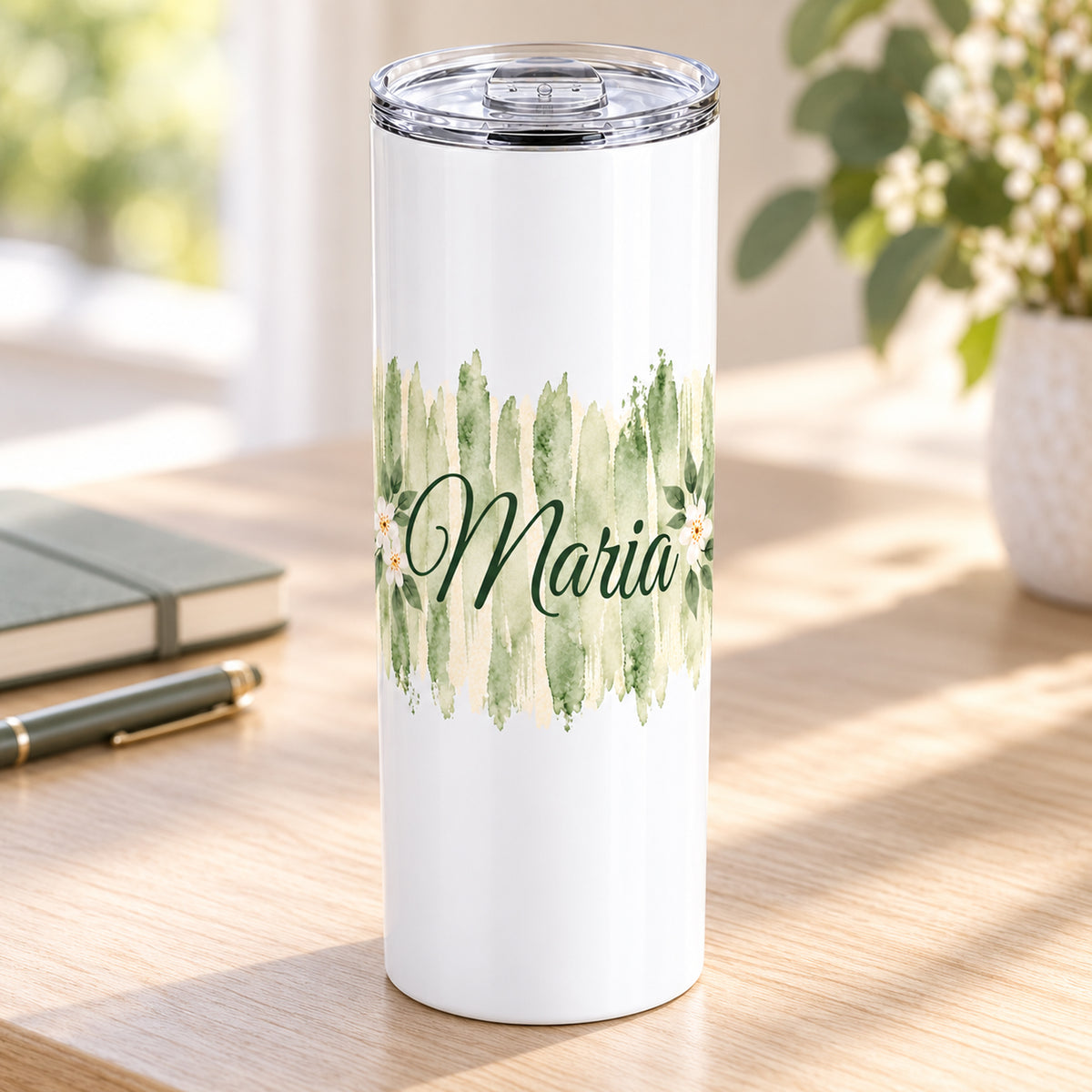 Weißer Thermobecher mit Motiv Salbeiblüte, personalisiertem Namen in einer weiteren Ansicht mit sichtbarem Aufdruck.