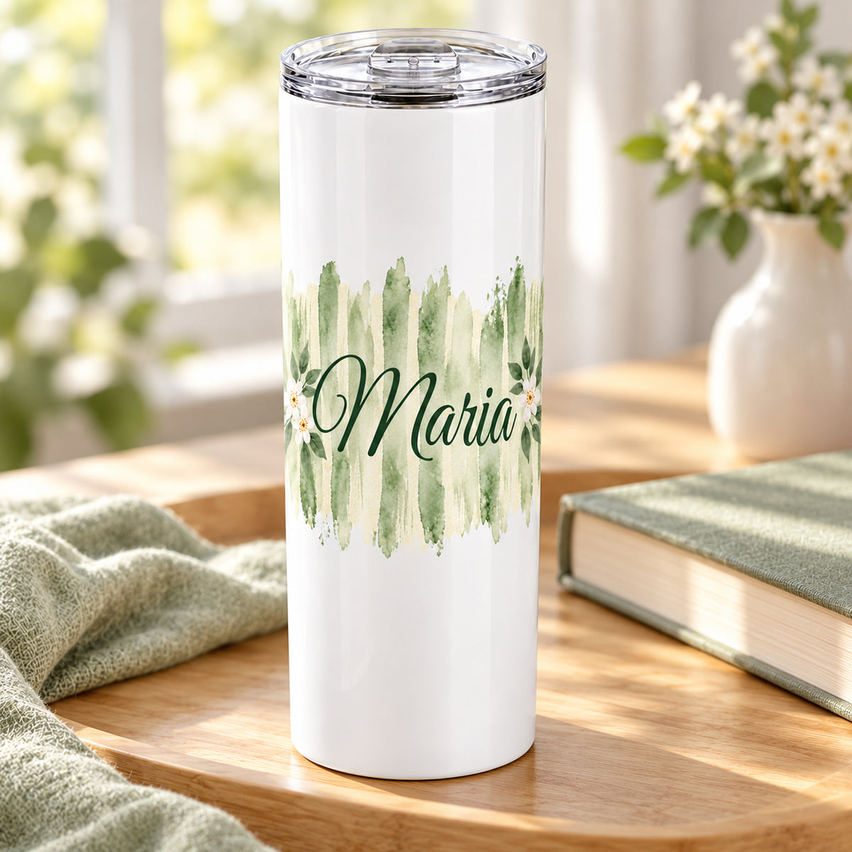 Weißer Thermobecher mit Motiv Salbeiblüte, personalisiertem Namen in einer wohnlichen Umgebung.