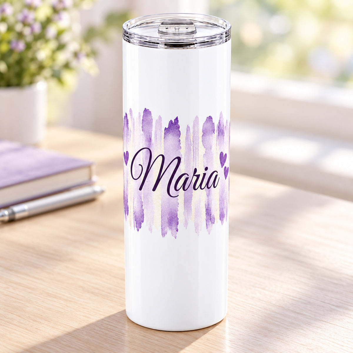 Weißer Thermobecher mit Motiv Fliederliebe, personalisiertem Namen in einer weiteren Ansicht mit sichtbarem Aufdruck.