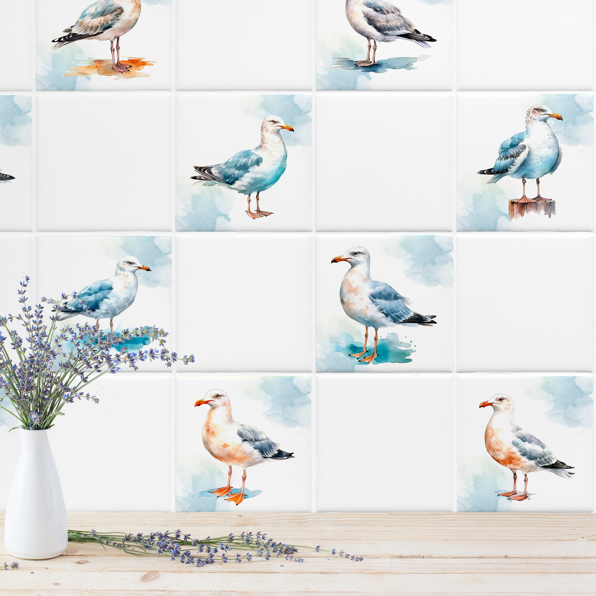 Mosaikfliesen mit bunten Möwenmotiven auf weißem Hintergrund.