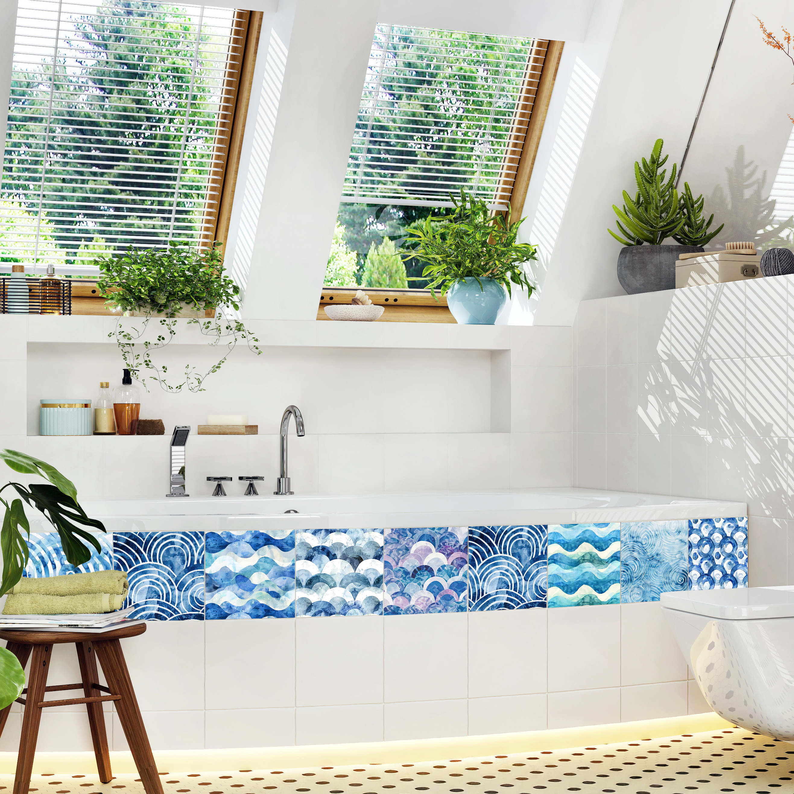 Badewanne mit blauen Wellenfliesen und Pflanzen.