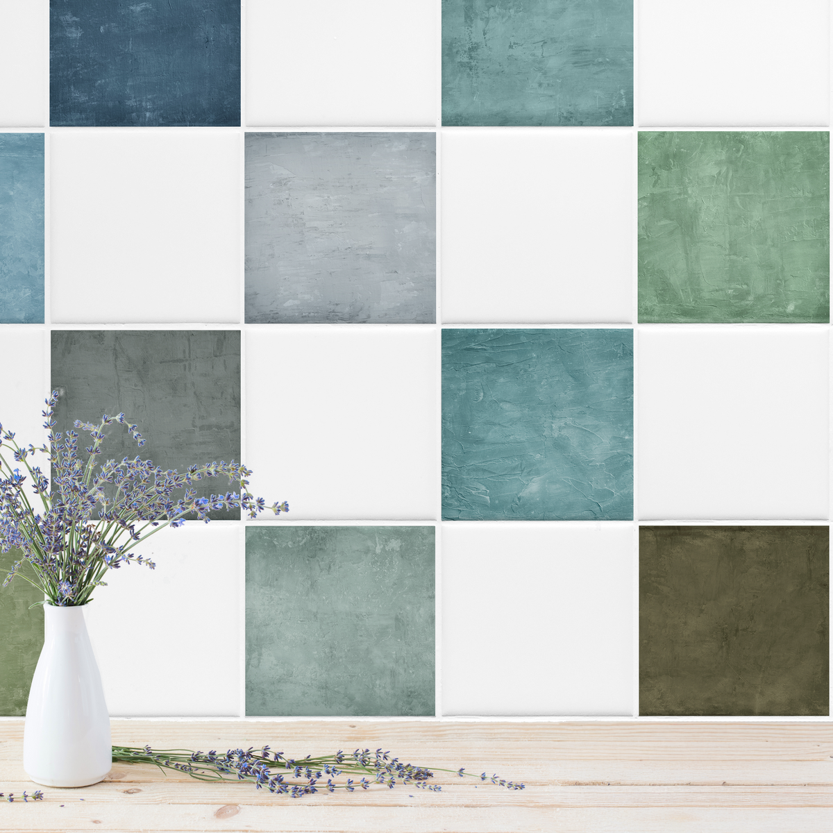 Bunte Fliesen in Blau-, Grün- und Grautönen mit Vase.
