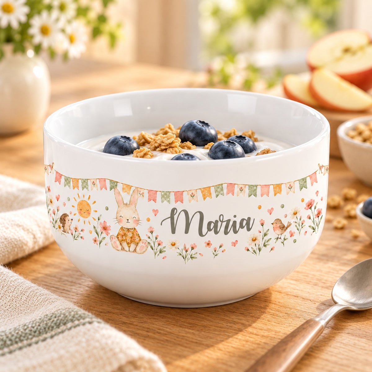 Häschen-Müslischale mit Joghurt und Beeren auf einem hellen Frühstückstisch.