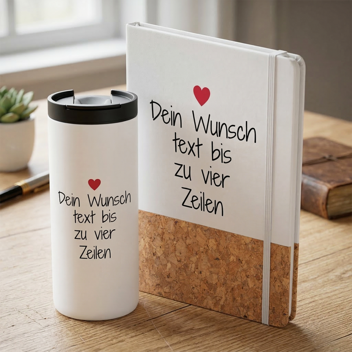 Weißer Kaffeebecher und Notizbuch mit personalisiertem Text.