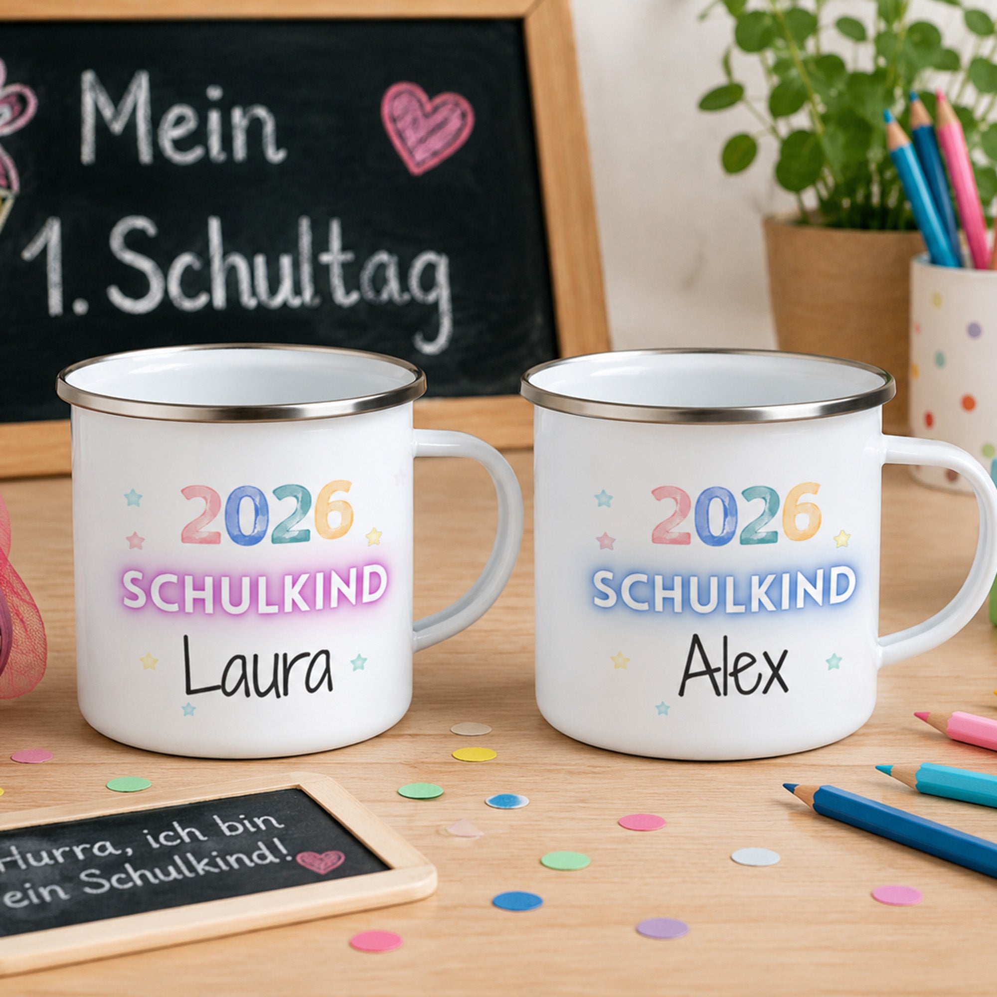 Tassen mit Namen und „2026 Schulkind“ in Pastellfarben.