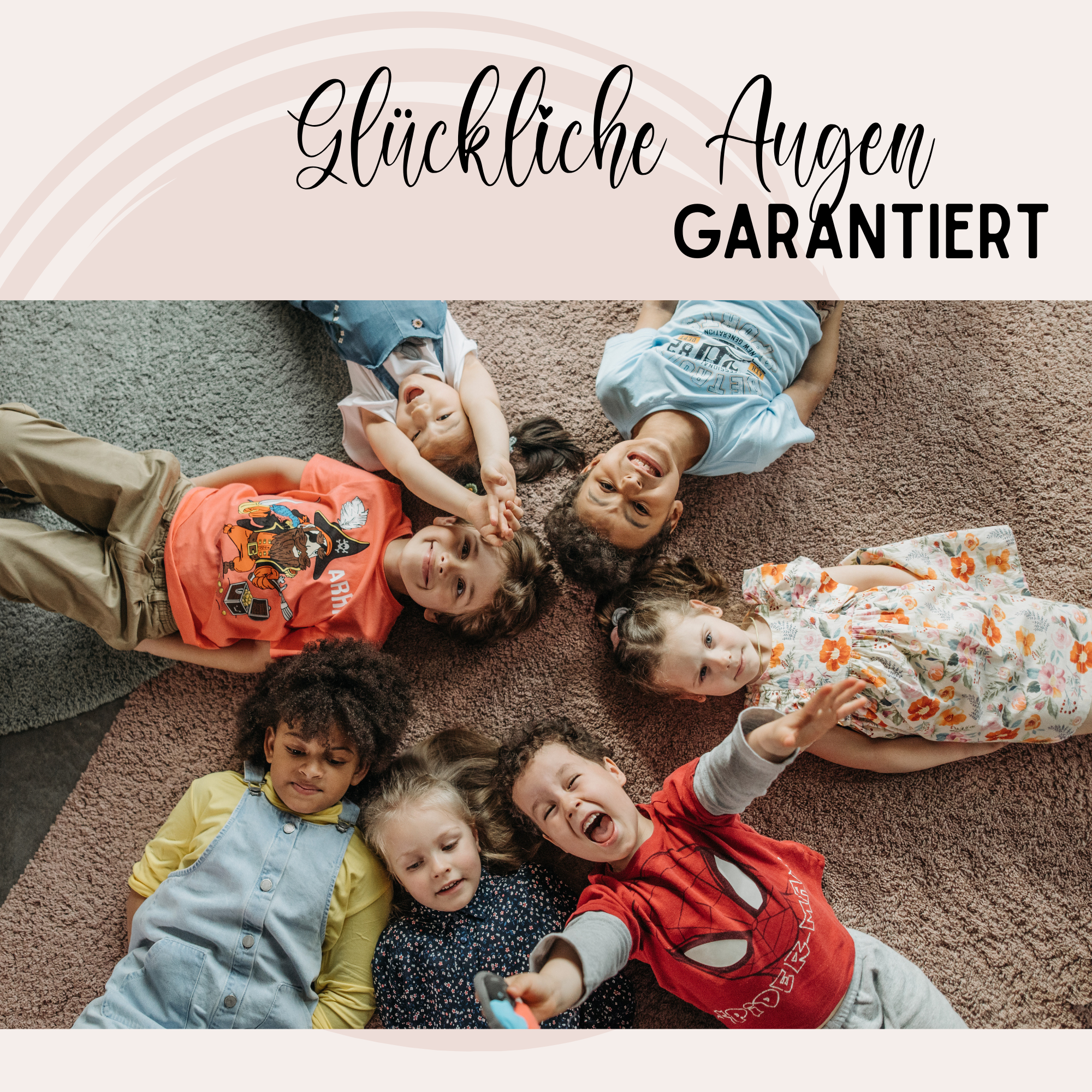 Sechs fröhliche Kinder auf einem Teppich, bunte Kleidung.