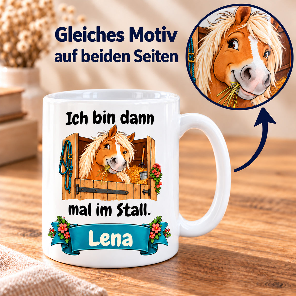 Weiße Pferdetasse mit Namen, Haflinger an der Stalltür und Spruch „Ich bin dann mal im Stall.“, mit vergrößertem Pferdekopf und Hinweis auf identischen Druck.