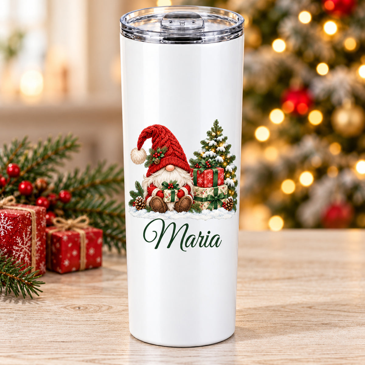 Thermobecher mit Wichtel zwischen Geschenken und Tannenbaum und Wunschname in weihnachtlicher Umgebung