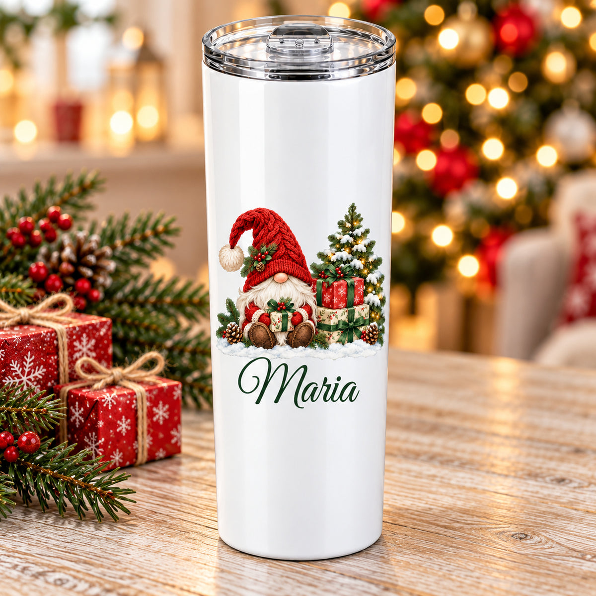 Seitlich gezeigter Thermobecher mit Wichtel-Motiv und Wunschname im Weihnachtsambiente