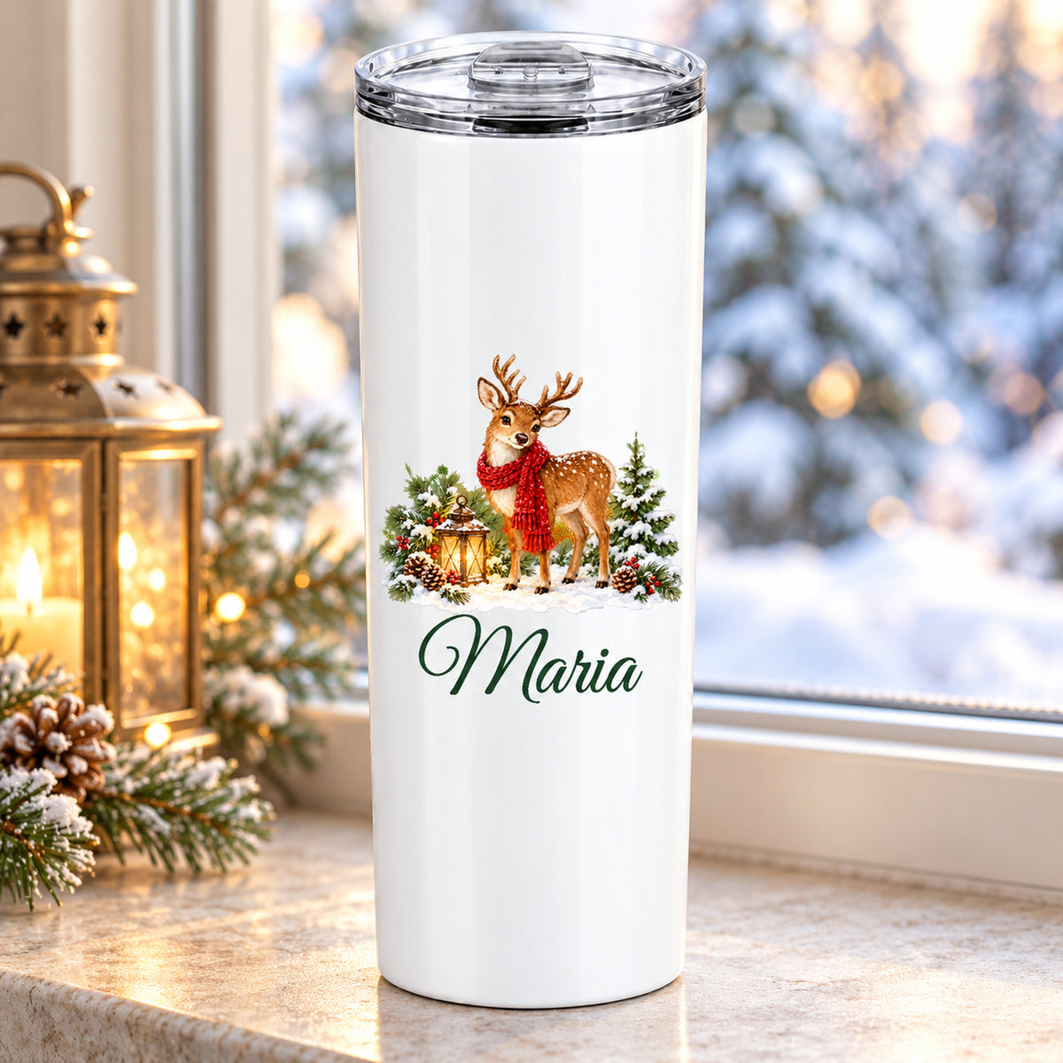 Thermobecher mit Rentier mit rotem Schal neben Geschenken und Wunschname in weihnachtlicher Umgebung