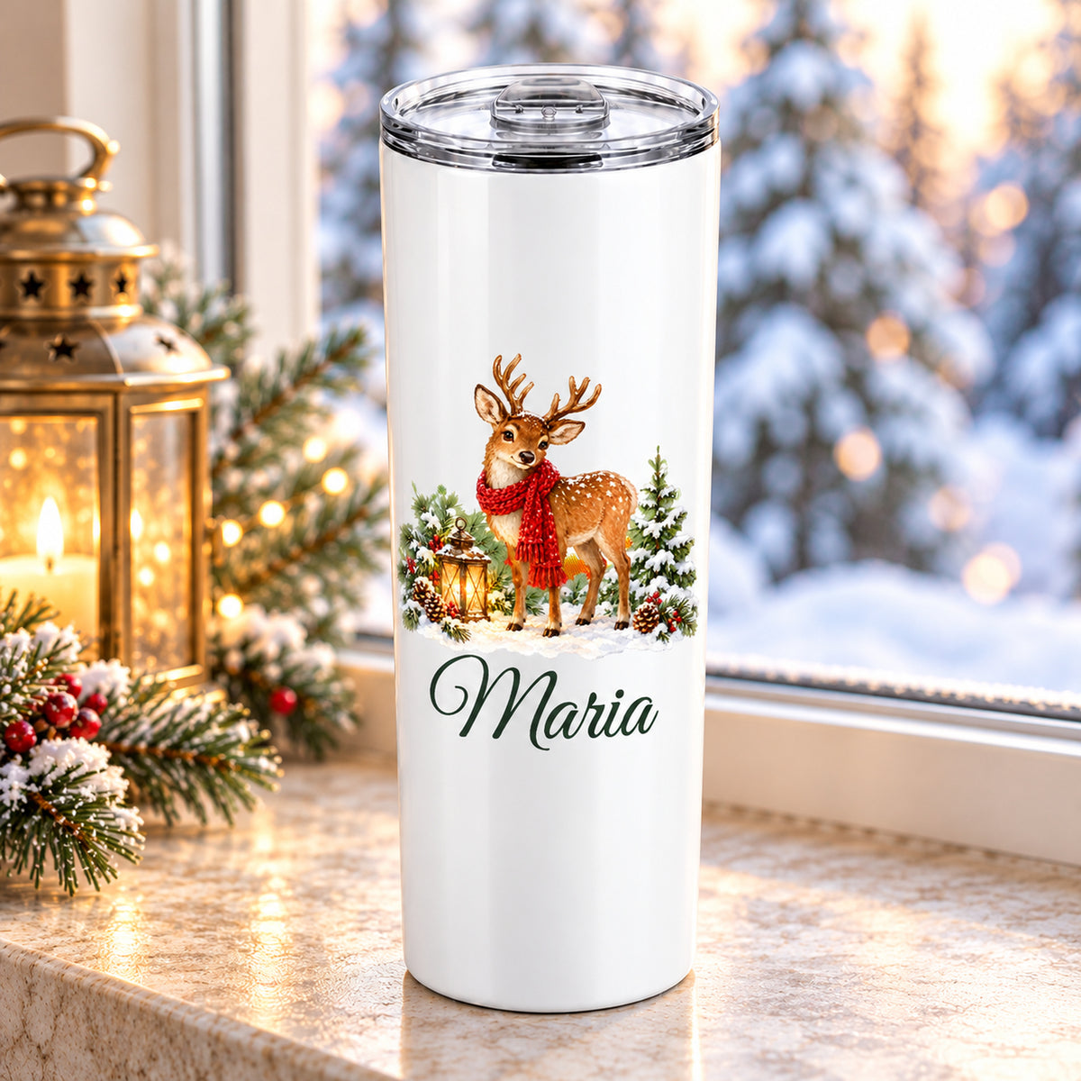 Seitlich gezeigter Thermobecher mit Rentier-Motiv und Wunschname im Weihnachtsambiente