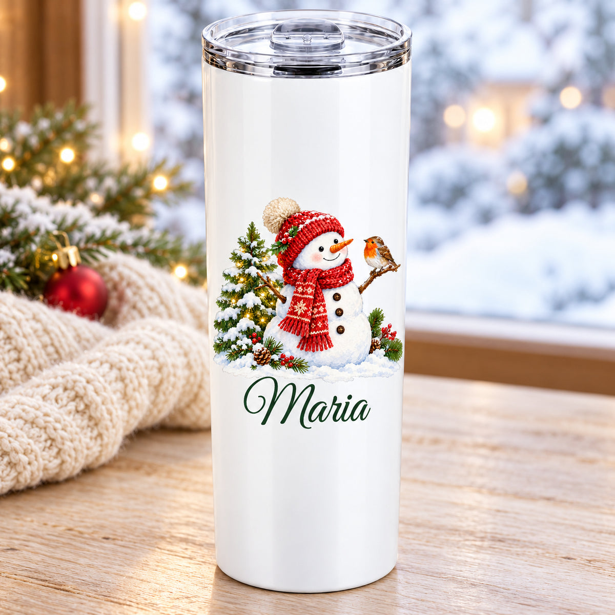 Thermobecher mit Schneemann mit roter Mütze und Rotkehlchen und Wunschname in weihnachtlicher Umgebung