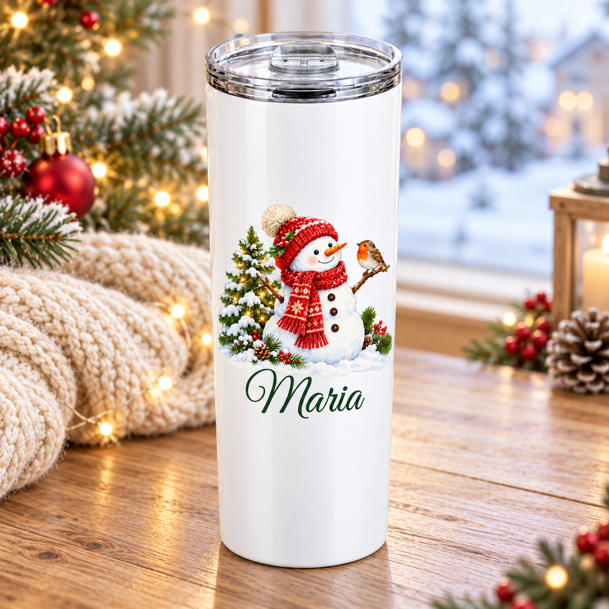 Seitlich gezeigter Thermobecher mit Schneemann-Motiv und Wunschname im Weihnachtsambiente