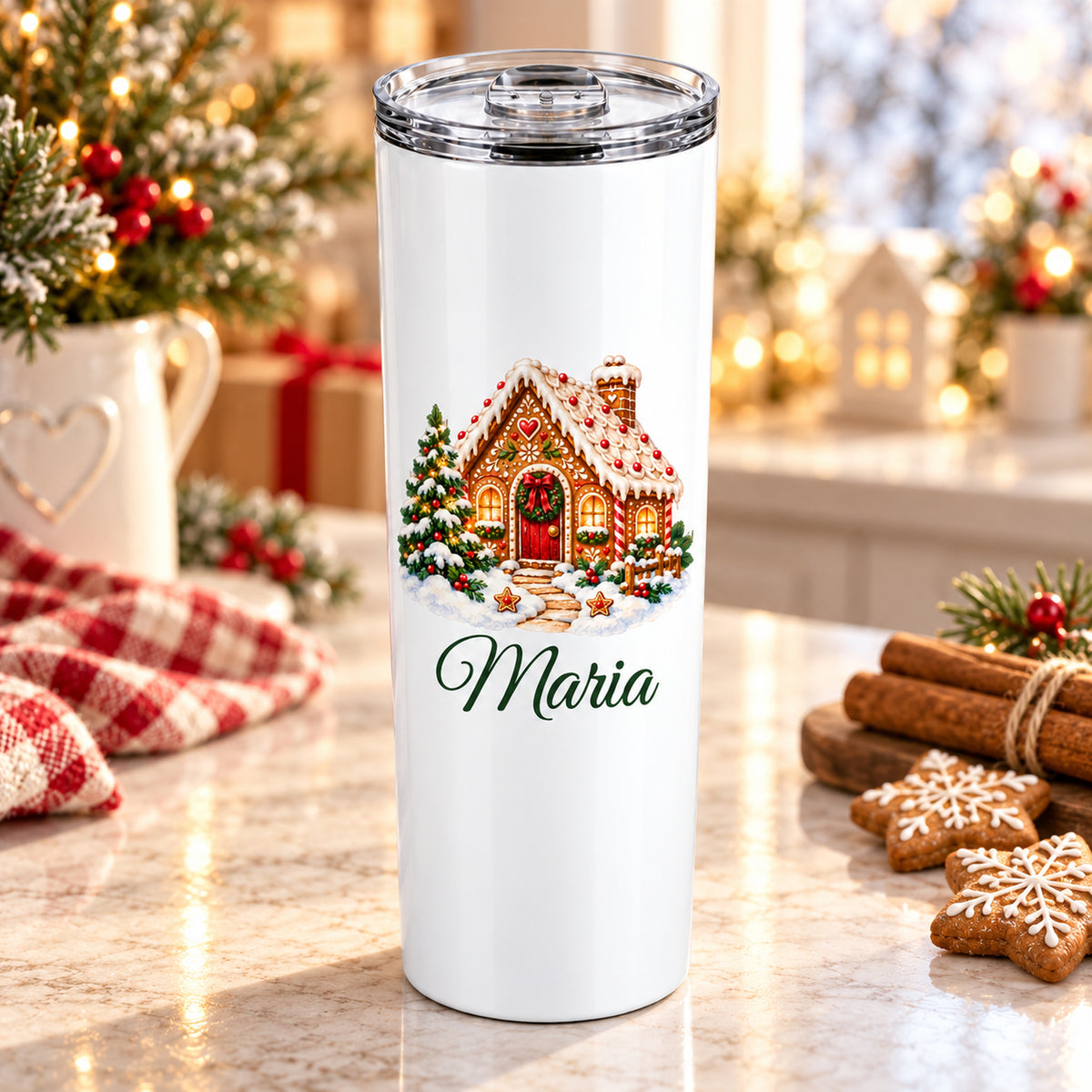 Seitlich gezeigter Thermobecher mit Lebkuchenhaus-Motiv und Wunschname im Weihnachtsambiente