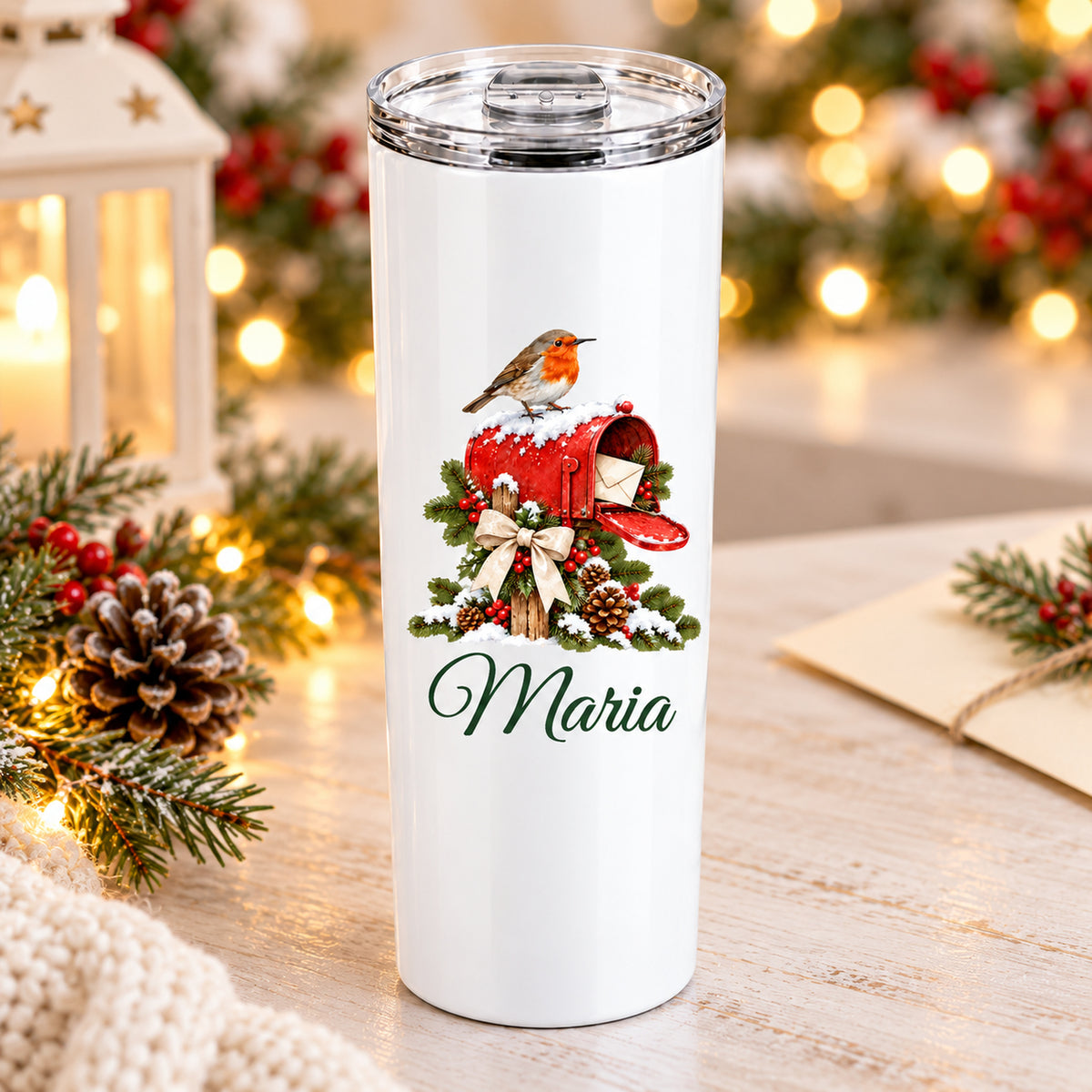 Seitlich gezeigter Thermobecher mit Rotkehlchen-Motiv und Wunschname im Weihnachtsambiente