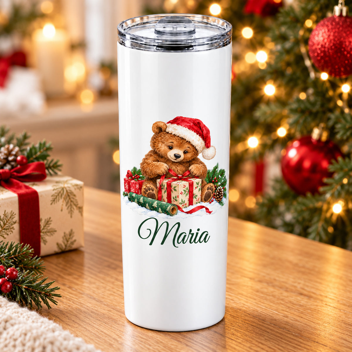 Seitlich gezeigter Thermobecher mit Weihnachtsbär-Motiv und Wunschname im Weihnachtsambiente