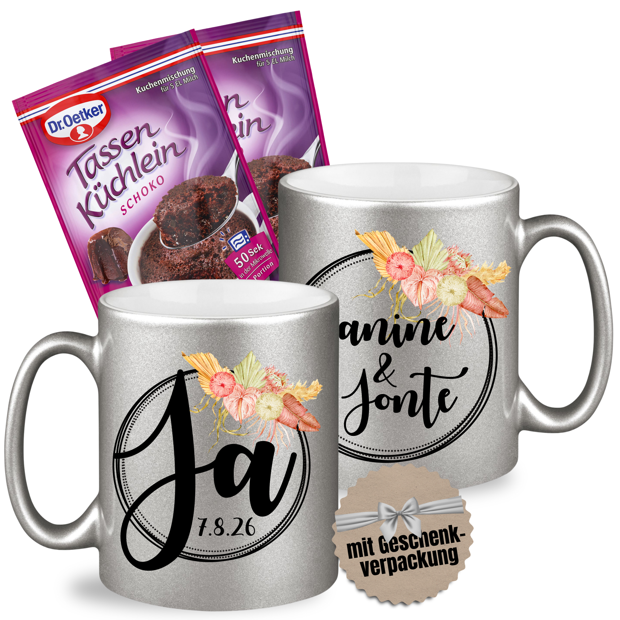 Silberne Tassen mit Blumenmotiv und Aufschrift „Ja“ und „Janine & Jonte“.