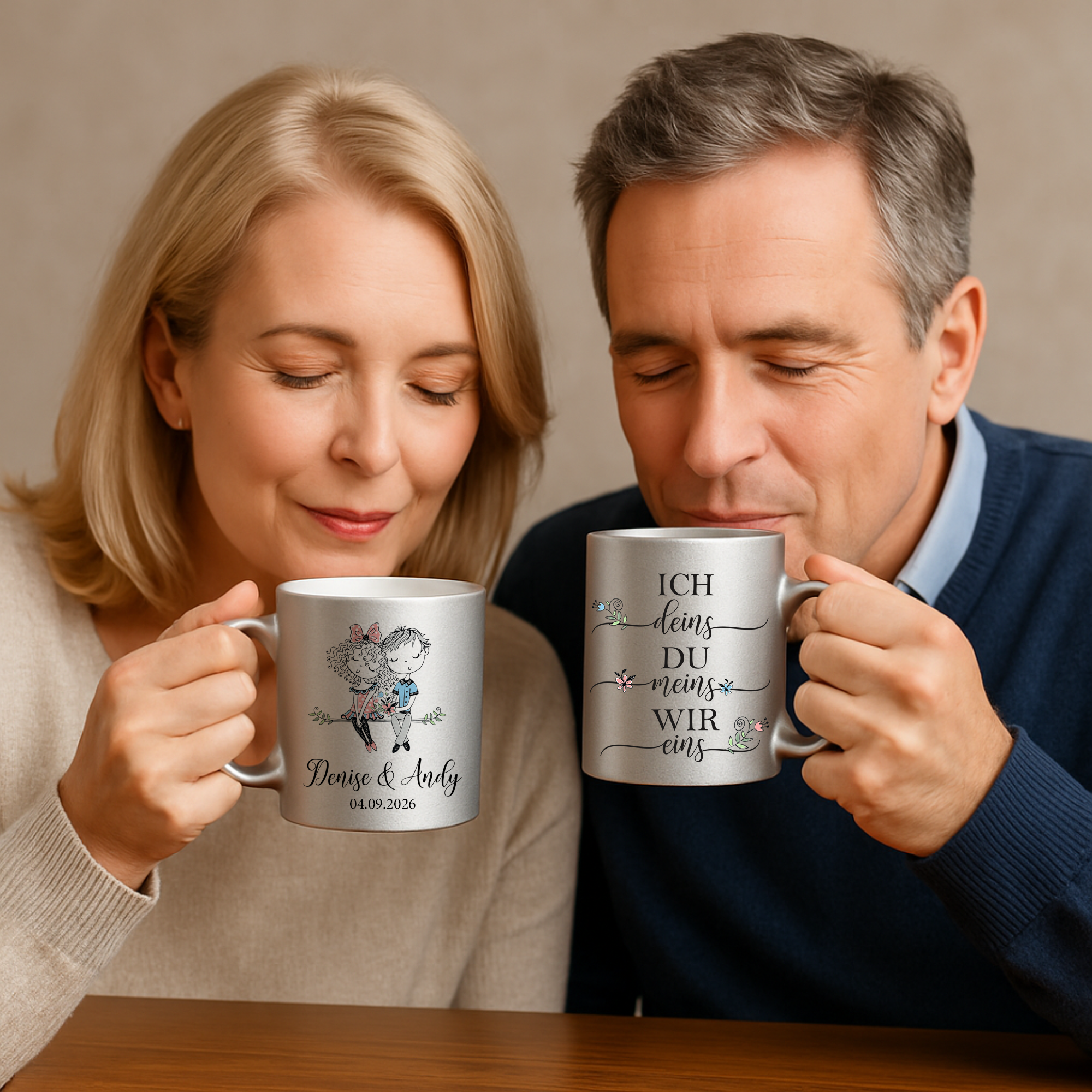 Silberne Tassen mit personalisierten Namen und Sprüchen.
