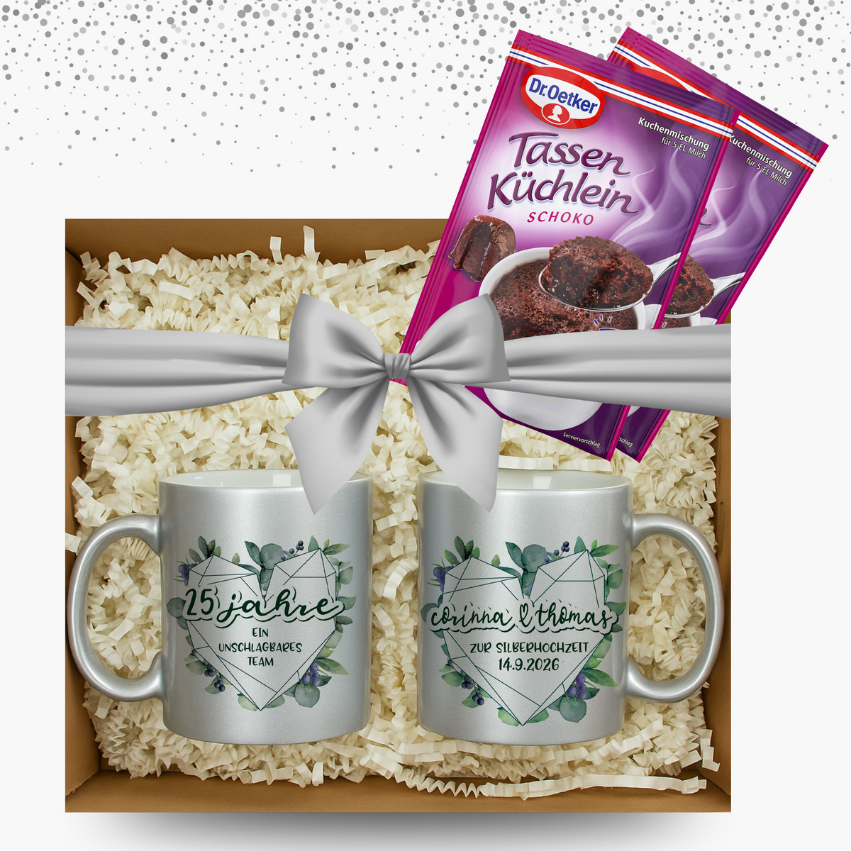 Silberne Tassen mit personalisierten Aufdrucken und Schokoladenkuchen.