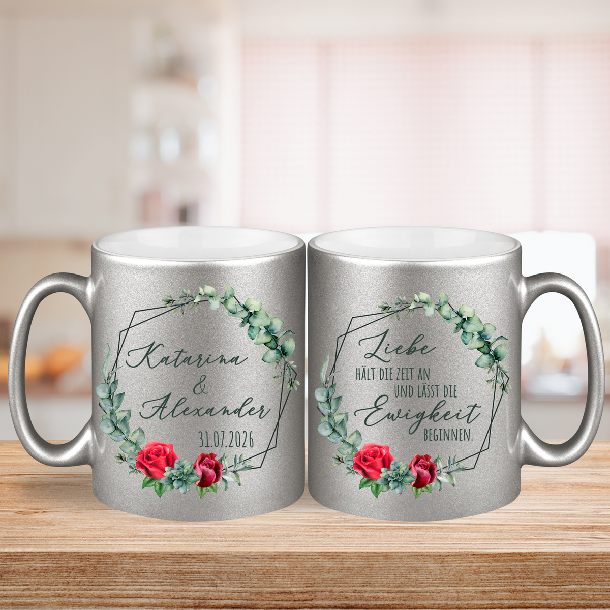Silberne Tassen mit personalisierten Namen und Rosenmotiven.