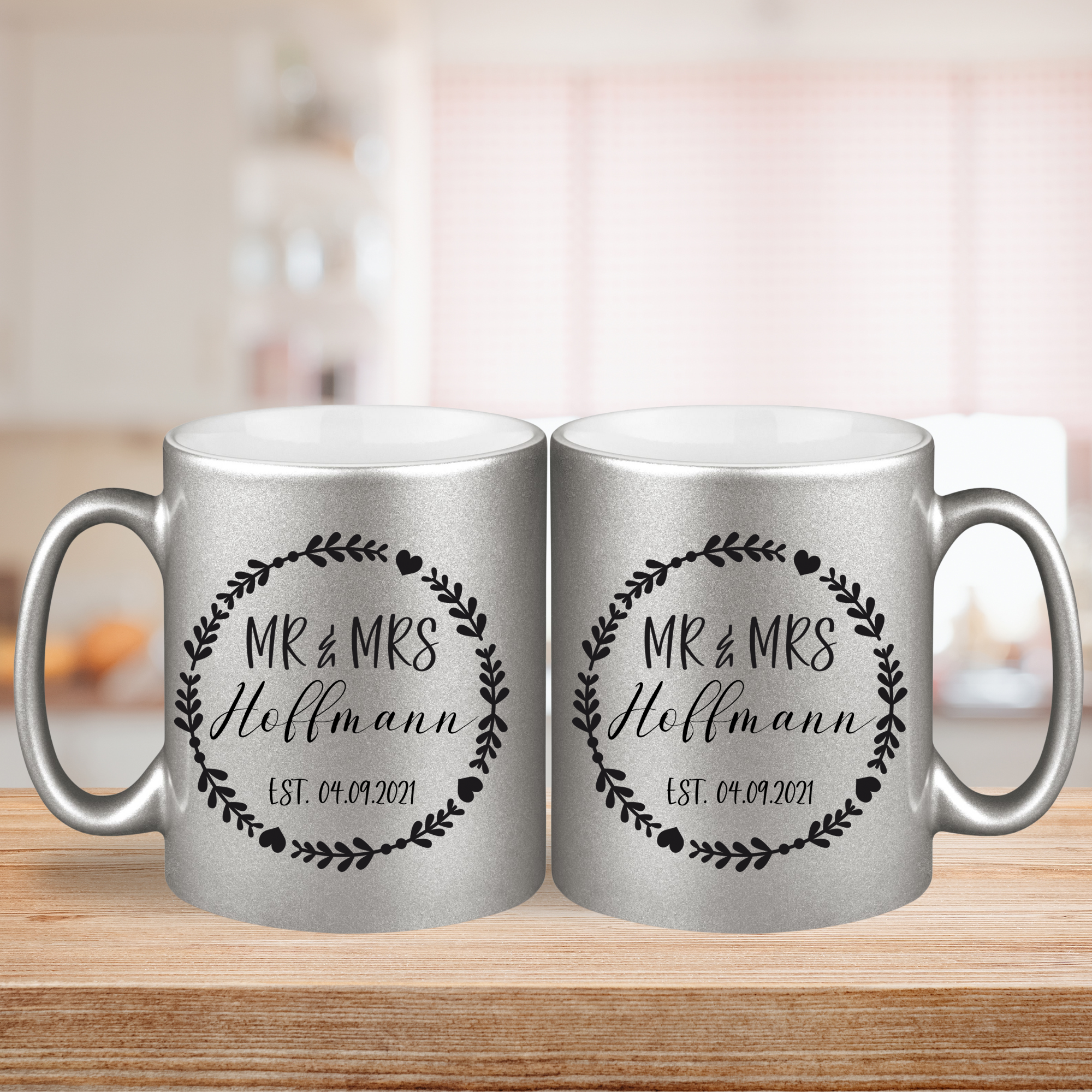 Silberne Tassen mit "Mr & Mrs Hollmann" und Datum.
