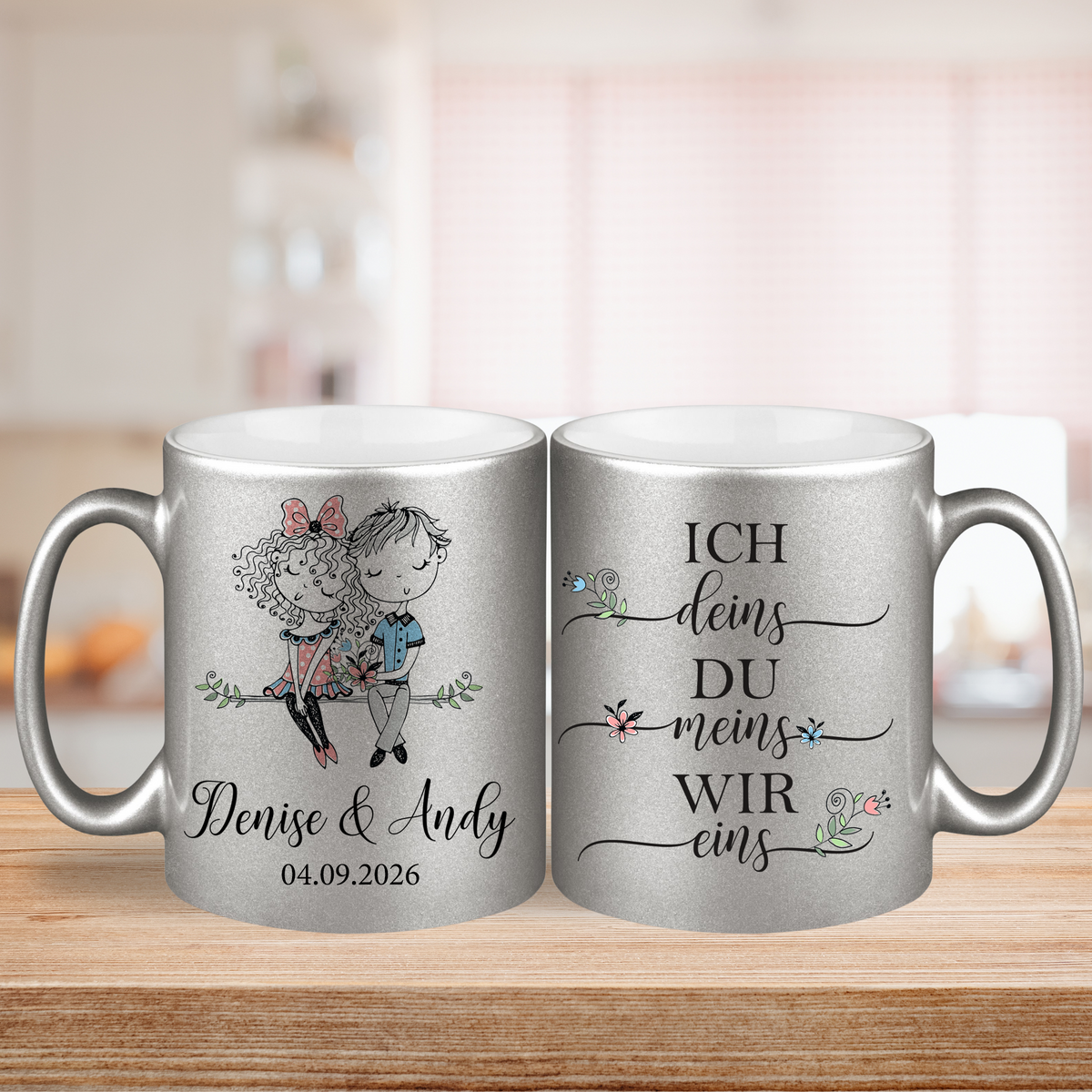 Silberne Tasse mit personalisiertem Design und Sprüchen.