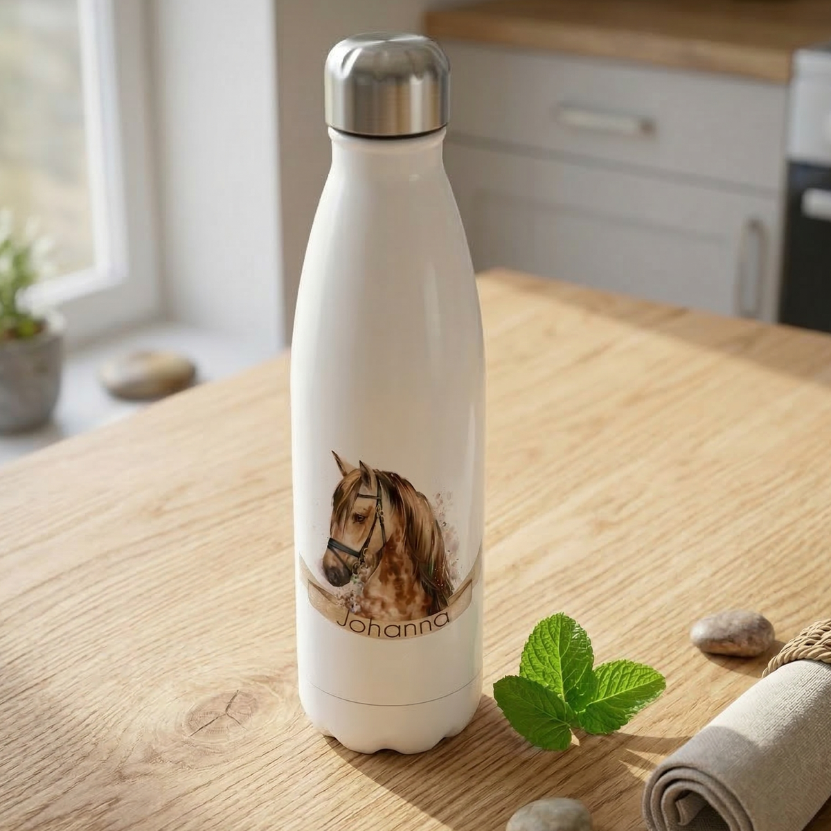 Weiße Edelstahl-Trinkflasche mit Pferdemotiv und Namen.